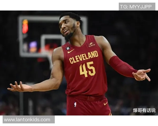 米切尔突破如虹飞身隔扣震撼全场展现超凡篮球技艺