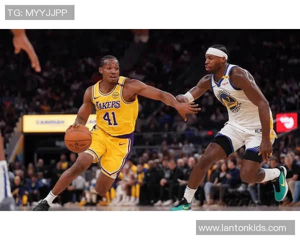 美国媒体人赞杨瀚森打球有观赏性，脚步灵活且球商在线