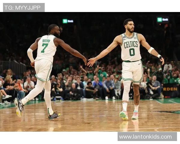 凯尔特人官方杰伦-布朗和塔图姆盛装出席三叶草基金会晚宴