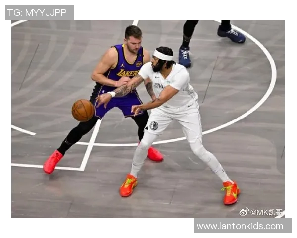 一步过！巴特勒过掉东契奇上篮得手