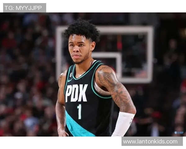 安芬尼-西蒙斯女友带娃现场观战!颜值符合吧友审美吗? 安芬尼-西蒙斯女友带娃现场观战!颜值符合吧友审美吗?