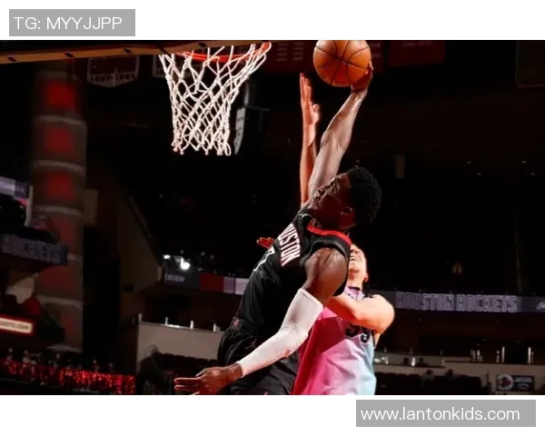 字母哥开局炸裂,篮下单吃拿7分 字母哥开局炸裂,篮下单吃拿7分